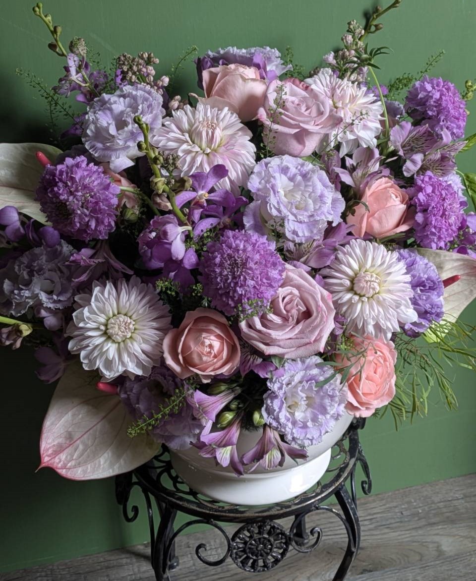 お誕生日のお祝いにオシャレなパープルカラーのフラワーアレンジメント｜愛媛松山
