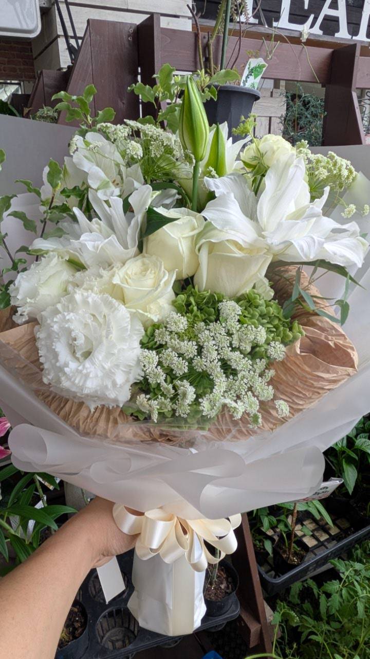 白を基調にした爽やかな花束をお作りしました｜愛媛松山｜「パールフローラ」　（愛媛県松山市の花キューピット加盟店 花屋）のブログ